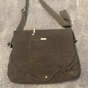Black Baggallini brand shoulder travel tote w multiple pockets and storage